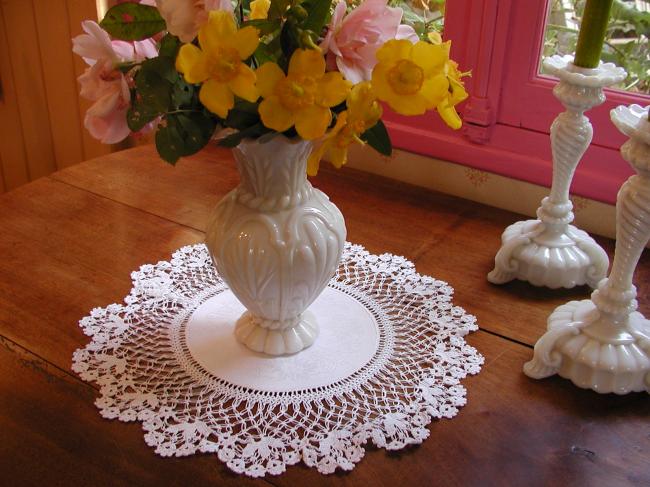 Beautiful round doily in damask with butterflies and crochet lace