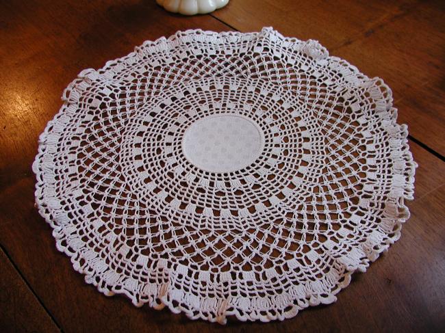 Lovely round doily in damask with polka dots and crochet lace