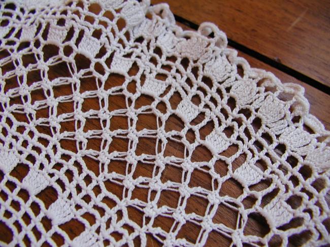 Lovely round doily in damask with polka dots and crochet lace