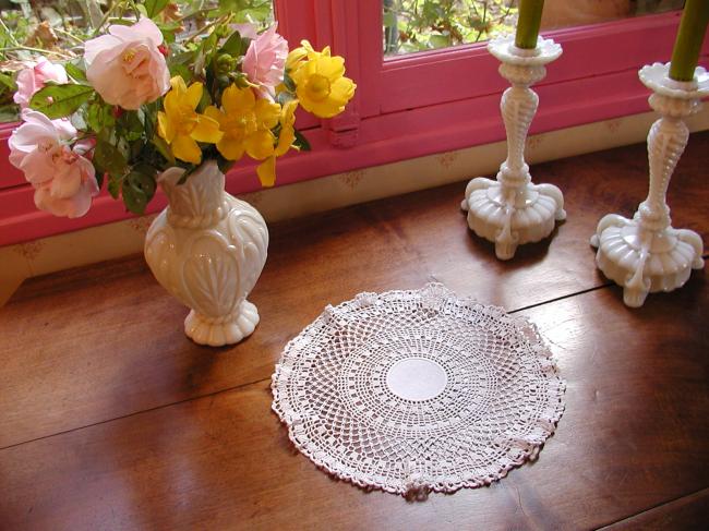 Lovely round doily in damask with polka dots and crochet lace