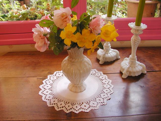 Stunning round doily in damask with ivy & clovers and crochet lace