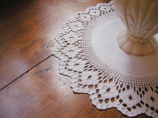 Stunning round doily in damask with ivy & clovers and crochet lace