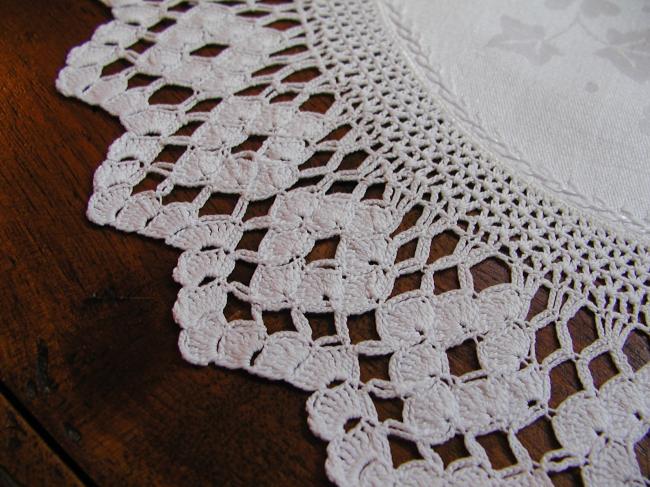 Stunning round doily in damask with ivy & clovers and crochet lace