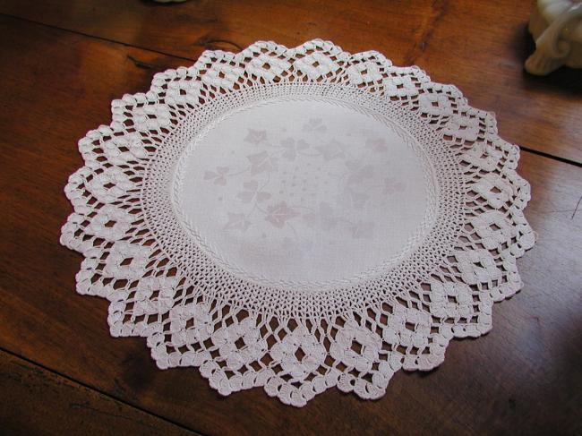 Stunning round doily in damask with ivy & clovers and crochet lace