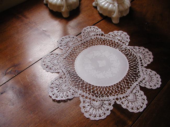 Lovely round doily in damask with ivy leaves and crochet lace