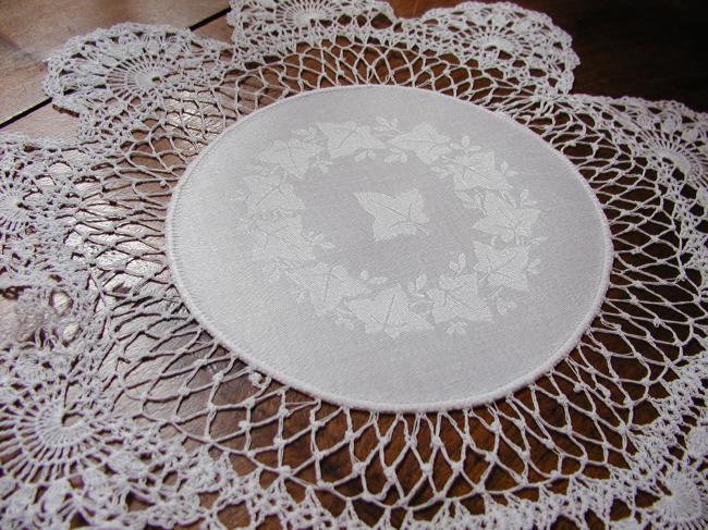 Lovely round doily in damask with ivy leaves and crochet lace