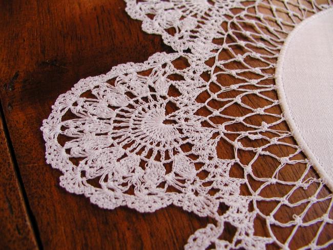 Lovely round doily in damask with ivy leaves and crochet lace