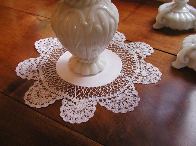 Lovely round doily in damask with ivy leaves and crochet lace