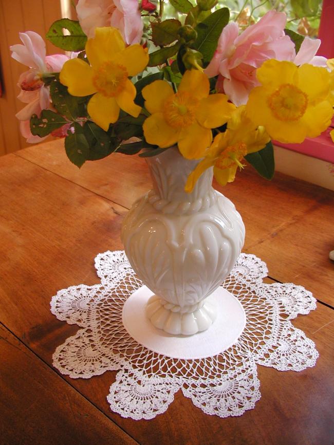 Lovely round doily in damask with ivy leaves and crochet lace