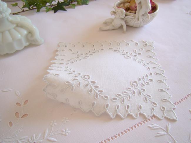 Adorable napperon en broderie anglaise et festonnée 1900 