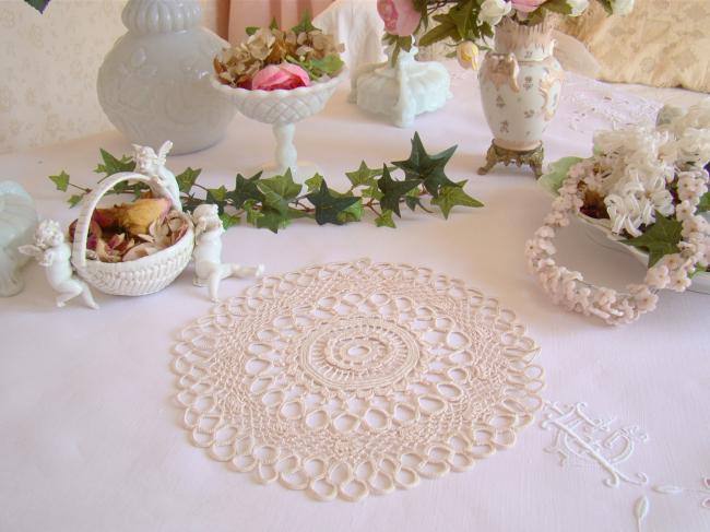 Adorable napperon rond en guipure d'Irlande ou dentelle Bretonne