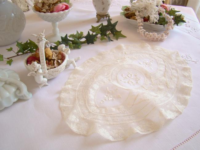 Superbe centre de table en dentelle de fond de bonnet et Valenciennes 1900