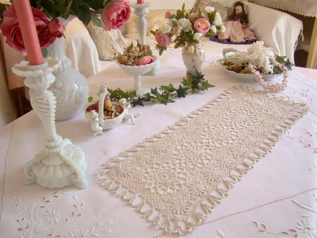 Très beau et rare chemin de table en guipure d'Irlande ou dentelle Bretonne