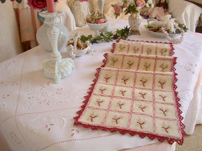 Elégant chemin de table en étamine brodé de fleurs et dentelle cerise