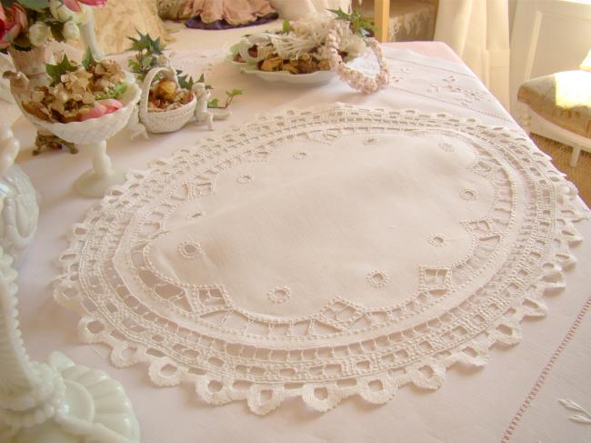 Superbe centre de table ajouré et brodé à la Richelieu, dentelle main 1910