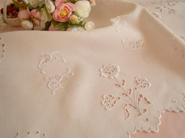 Exceptionnel chemin de table en lin, riche broderie blanche, monogramme CL