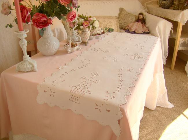 Exceptionnel chemin de table en lin, riche broderie blanche, monogramme CL