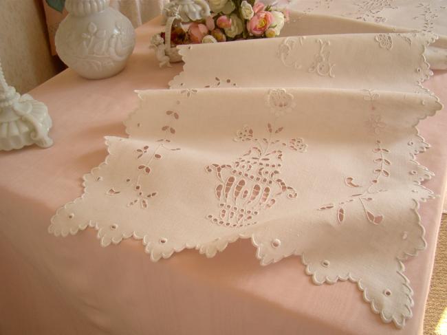 Exceptionnel chemin de table en lin, riche broderie blanche, monogramme CL