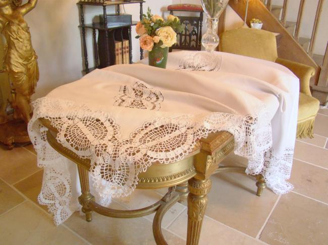 Très belle et grande nappe en pur fil de lin avec large dentelle de Cluny 1910