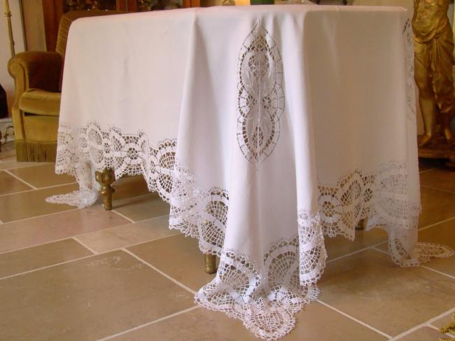 Très belle et grande nappe en pur fil de lin avec large dentelle de Cluny 1910