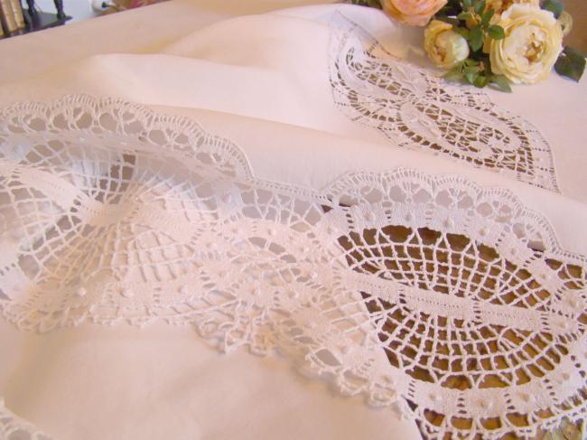 Très belle et grande nappe en pur fil de lin avec large dentelle de Cluny 1910