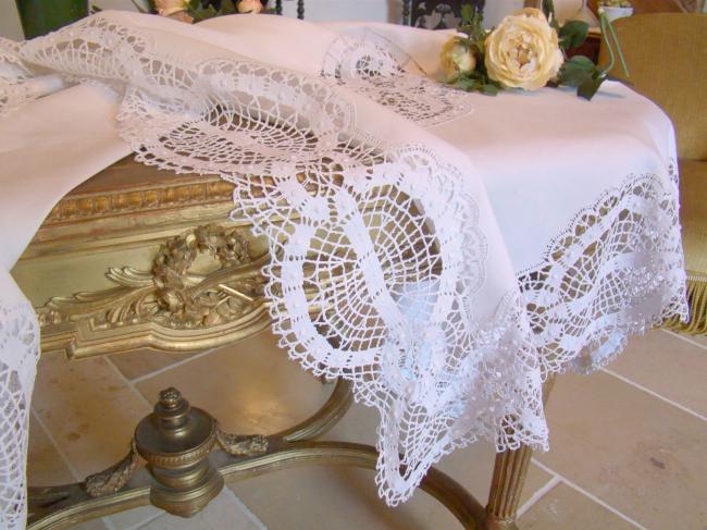 Très belle et grande nappe en pur fil de lin avec large dentelle de Cluny 1910