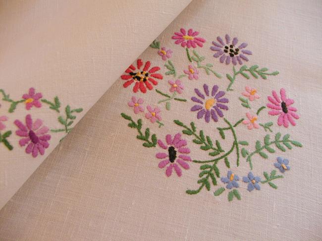 Really romantic tablecloth with hand-embroidered crown of summer flowers