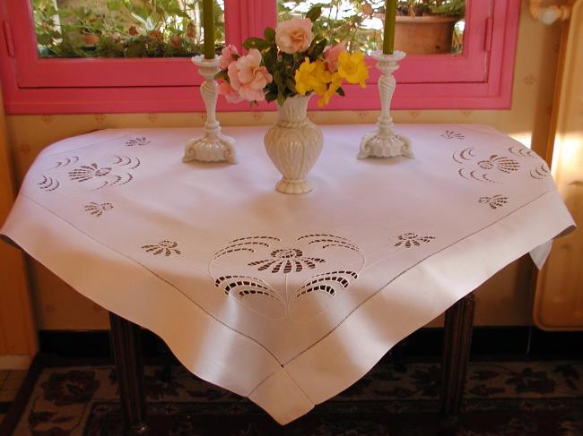 Very sweet tablecloth in fine linen with openwork flowers