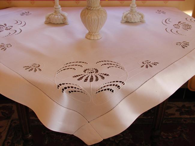 Very sweet tablecloth in fine linen with openwork flowers