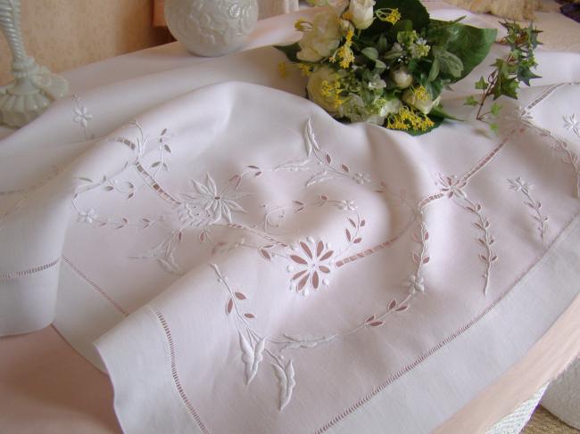 Superbe nappe en pur fil de lin, ajouré et brodé de fleurs & monogramme GF