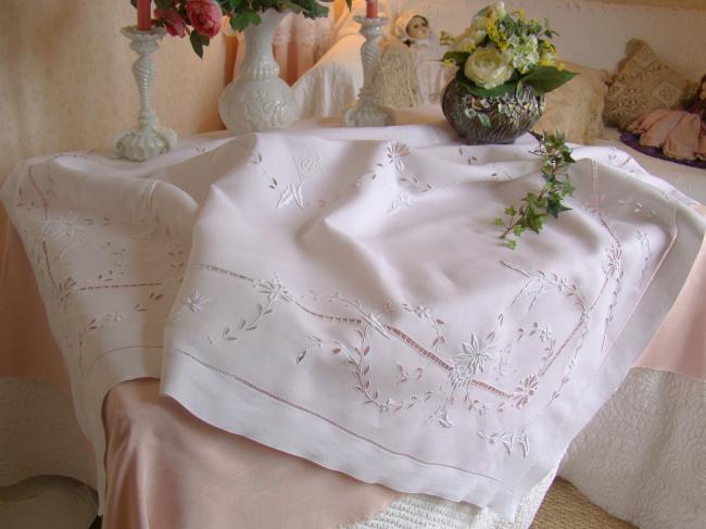 Superbe nappe en pur fil de lin, ajouré et brodé de fleurs & monogramme GF