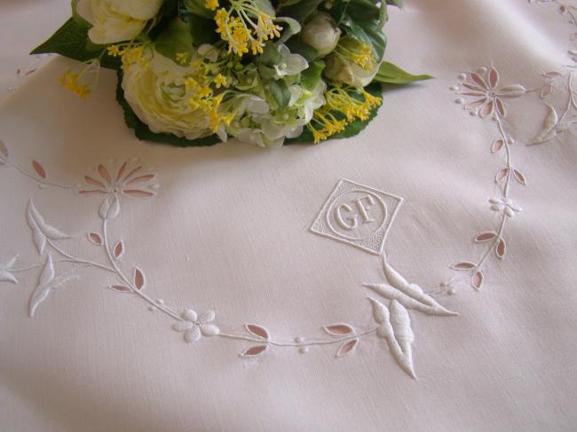 Superbe nappe en pur fil de lin, ajouré et brodé de fleurs & monogramme GF