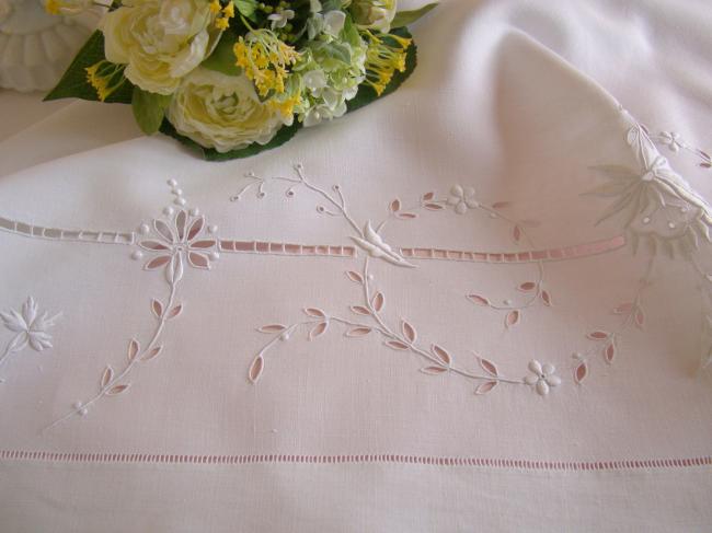 Superbe nappe en pur fil de lin, ajouré et brodé de fleurs & monogramme GF