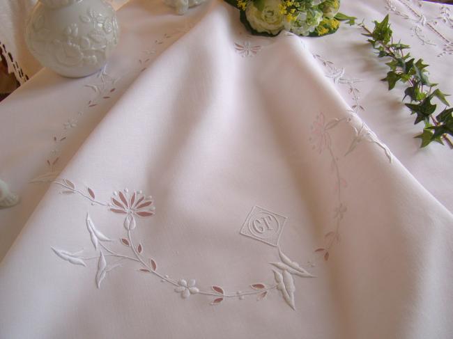 Superbe nappe en pur fil de lin, ajouré et brodé de fleurs & monogramme GF