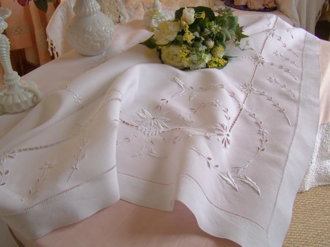 Superbe nappe en pur fil de lin, ajouré et brodé de fleurs & monogramme GF