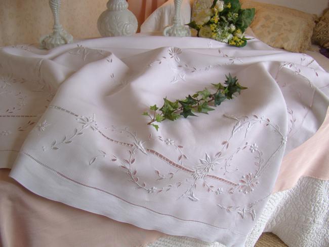 Superbe nappe en pur fil de lin, ajouré et brodé de fleurs & monogramme GF