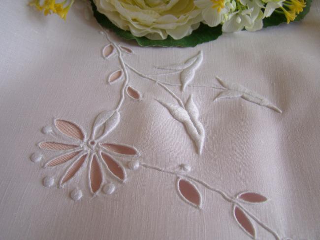 Superbe nappe en pur fil de lin, ajouré et brodé de fleurs & monogramme GF