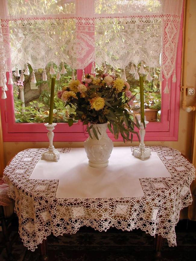 Striking tablecloth in cross shape with large crochet lace, type Reticella 1900