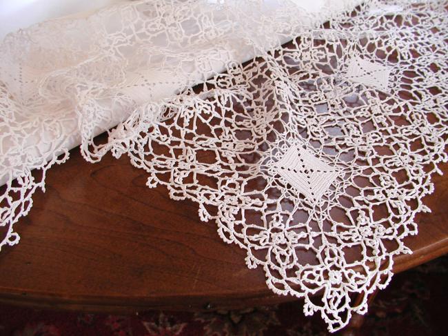 Striking tablecloth in cross shape with large crochet lace, type Reticella 1900