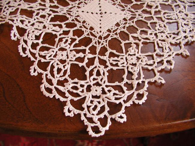 Striking tablecloth in cross shape with large crochet lace, type Reticella 1900