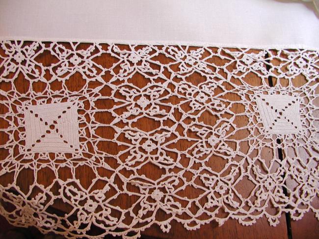 Striking tablecloth in cross shape with large crochet lace, type Reticella 1900