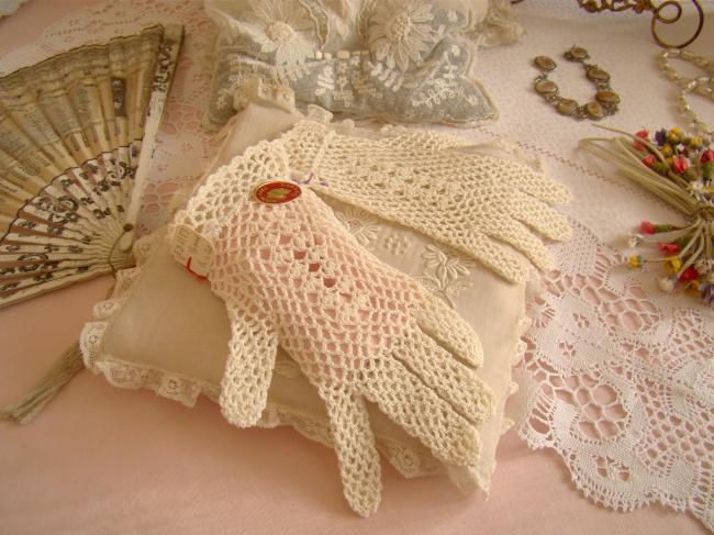 Jolie paire de gants d'enfant, en crochet faits main, couleur blanc ivoire, 1950