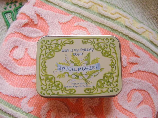 Adorable boîte rectangulaire décorée avec son savon parfumé au muguet