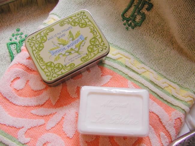 Adorable boîte rectangulaire décorée avec son savon parfumé au muguet