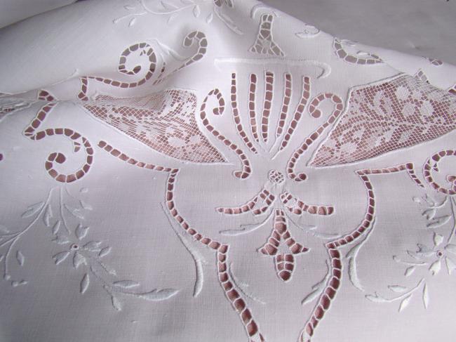 Merveilleuse nappe en batiste, dentelle de filet &  broderie à la Richelieu