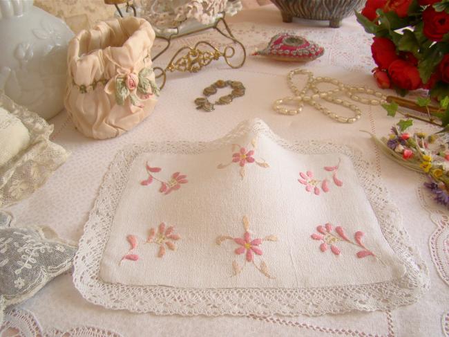 Lovely doily in granited linen with habd-embroidered flowers, bobbin lace