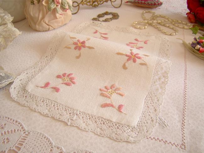 Lovely doily in granited linen with habd-embroidered flowers, bobbin lace