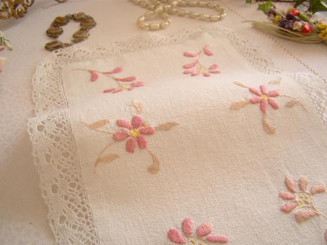 Lovely doily in granited linen with habd-embroidered flowers, bobbin lace