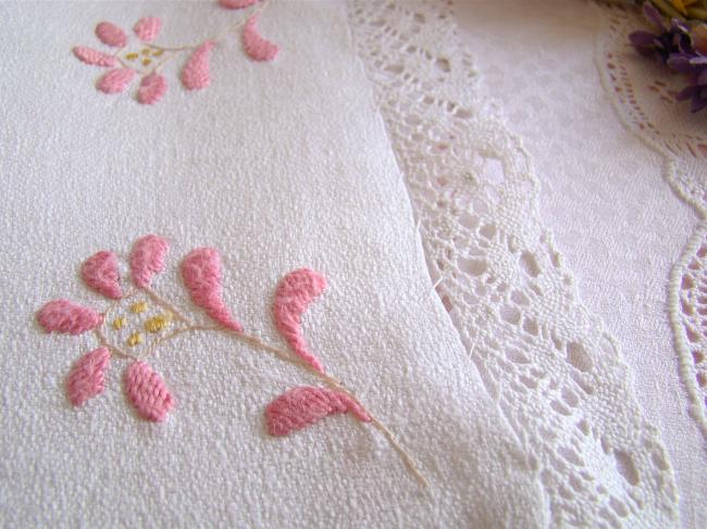 Lovely doily in granited linen with habd-embroidered flowers, bobbin lace