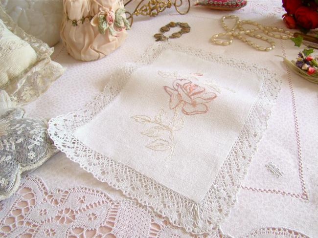 Lovely doily in granited linen with hand-embroidered silk flowers, bobbin lace